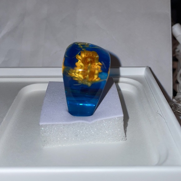 Flower Resin Ring - BEAUTIFUL! Real flowers inside. - Picture 4 of 5